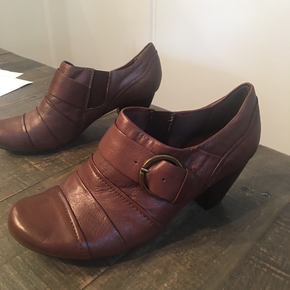 BareTraps Shoes - Baretraps Tasha Leather Block Heel Bootie Size 8.5